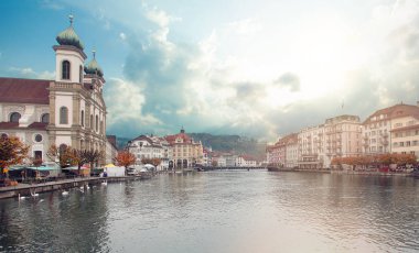 River Lucerne, Alacakaranlık saatinde İsviçre.