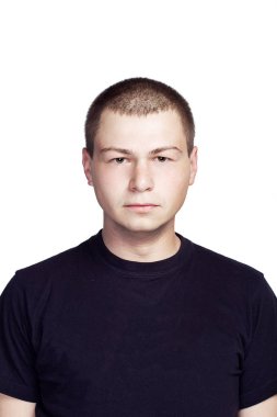 Genç adamın portresi. Yüz ifadesi. ciddi yüz.
