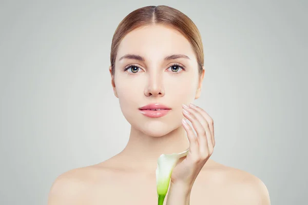 Mujer spa con piel clara y flores. Cuidado de la piel, tratamiento facial — Foto de Stock