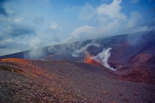 Cráter de montaña volcán activo. humo sale de un respiradero de volcán —  Fotos de Stock