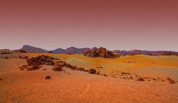 Een rood en oranje landschap van Mars. — Stockfoto
