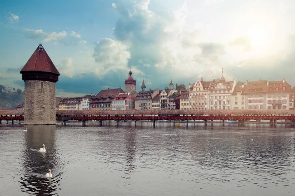 Turm und Brücke über den Fluss in Luzern, Schweiz während der Dämmerung. — Stockfoto