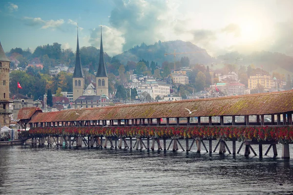 Alte Brücke über den Fluss in Luzern, Schweiz in der Dämmerung — Stockfoto
