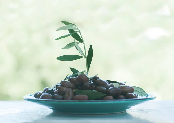 Authentische Bio-Lebensmittel. Oliven italienische Köstlichkeiten auf dem Tisch — Stockfoto