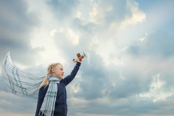 Voyager et concept de liberté fille et avion — Photo