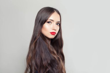 Uzun sağlıklı saç modeli ile sevimli esmer kadın