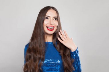 Beyaz arka planda gülümseyen parantez içinde Pretty kadın