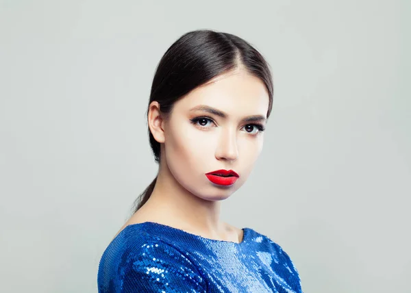 Mooie brunette vrouw in blauwe jurk — Stockfoto