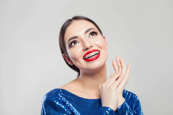 Portret van mooi meisje met bretels op tanden. Mooie vrouw — Stockfoto