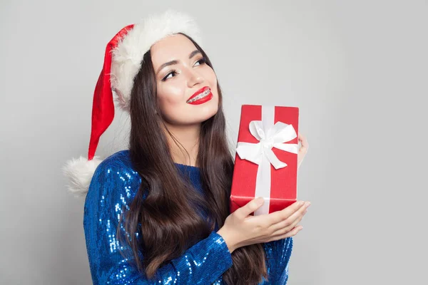 Happy fashion woman in braces with Christmas gift in hands — Stock Photo, Image