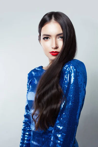 Retrato de mulher bonita com cabelos longos e lábios vermelhos maquiagem — Fotografia de Stock