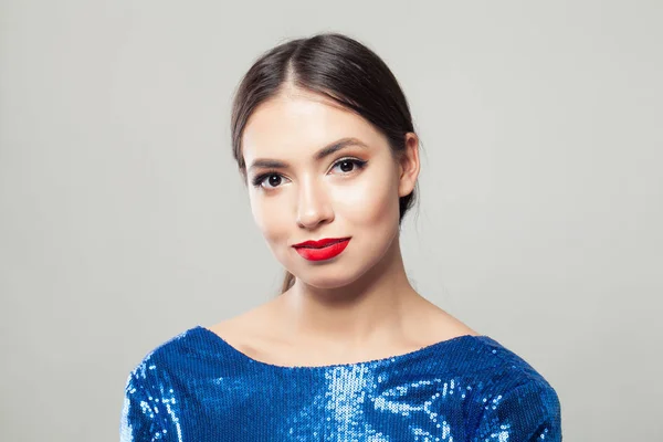 Retrato de jovem mulher bonita com maquiagem lábios vermelhos — Fotografia de Stock