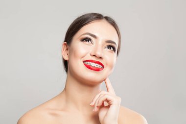 Parantez içinde neşeli genç kadın portre
