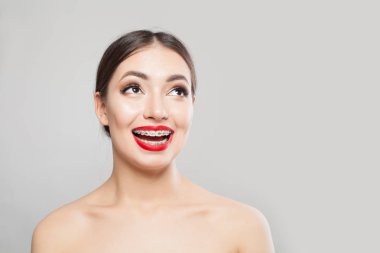 Beyaz parantez içinde güzel gülümseyen kadın. Mutlu kız 