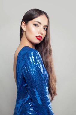 Kırmızı dudakları ve uzun saçlı güzel kadın makyaj