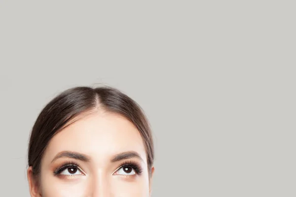 Perfectos ojos femeninos mirando hacia arriba sobre fondo blanco — Foto de Stock