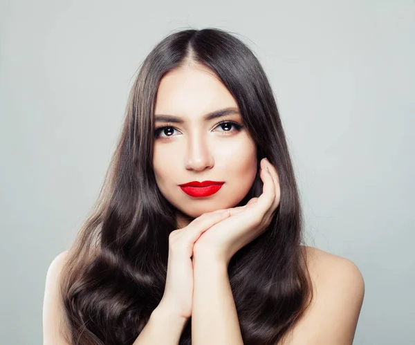 Mujer bonita con pelo largo y castaño —  Fotos de Stock