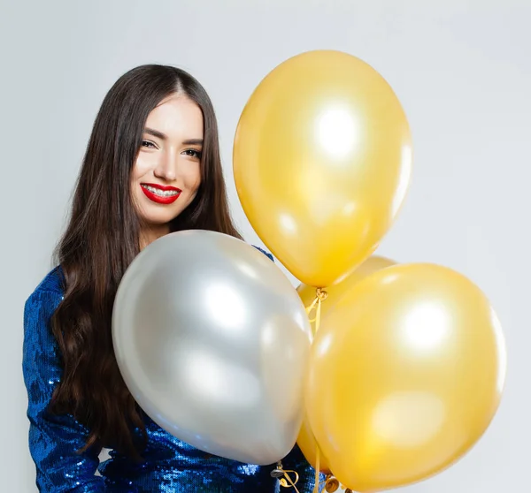 Mulher sorridente em lantejoulas vestido segurando balões retrato — Fotografia de Stock