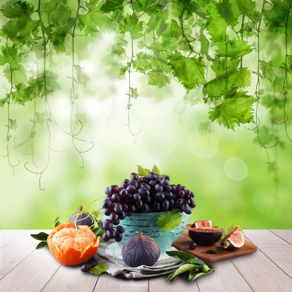Postre de fruta sobre mesa de madera en fondo verde de la mañana — Foto de Stock