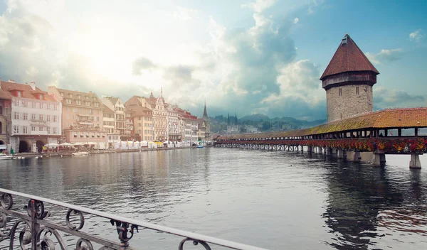 Turm und Brücke über den Fluss in Luzern, Schweiz während der Dämmerung. — Stockfoto