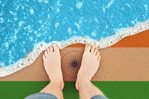 Τα πόδια στην ηλιόλουστη αμμώδη παραλία με σημαία Ινδία. Κορυφαία προβολή στο surf. — Φωτογραφία Αρχείου
