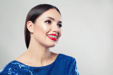 Beyaz, portre üzerinde parantez içinde Oldukça mutlu kadın