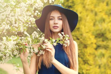 Mavi şapkalı zarif kadının bahar güzellik portresi açık