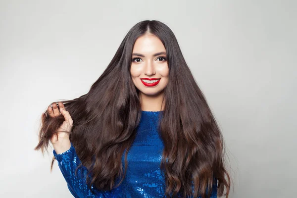 Krásná žena s make-upem a dlouhými zdravými vlasy na bílém — Stock fotografie