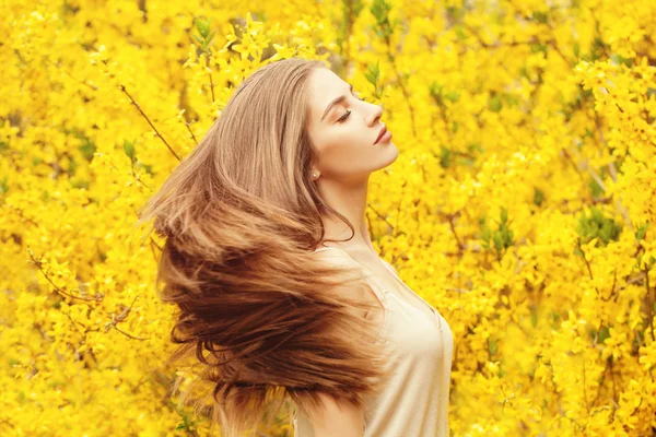 Mulher romântica no fundo flores amarelas. Menina bonita — Fotografia de Stock