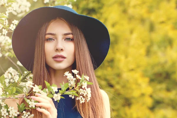 Mujer linda en sombrero clásico al aire libre. Retrato de chica perfecta —  Fotos de Stock