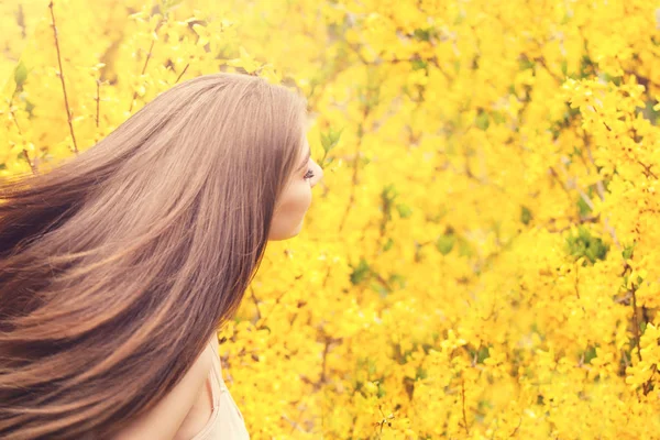 Mujer joven perfecta contra flores amarillas fondo —  Fotos de Stock