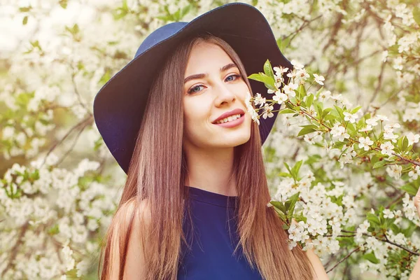 Hermosa mujer primer plano retrato al aire libre —  Fotos de Stock