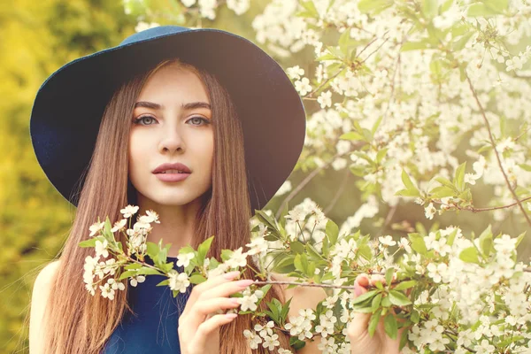 Mavi şapkalı güzel kadın açık havada bahar portresi