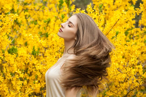 Kleurrijk portret van mooie vrouw buitenshuis. Vrolijk meisje — Stockfoto