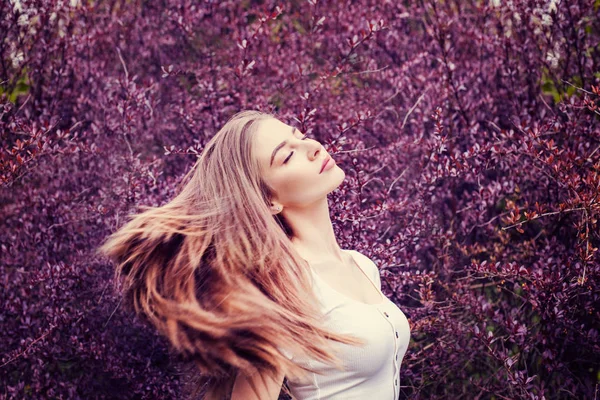 Relajante mujer en fantasía naturaleza fondo —  Fotos de Stock