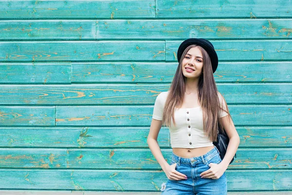Usměvavá žena na modrém dřevěném pozadí — Stock fotografie