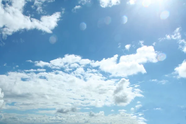 Cielo azul nubes fondo. Hermoso paisaje con nubes en el cielo —  Fotos de Stock