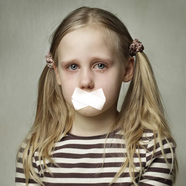 Triste adolescente con la bocca sigillata. Bambino con lacrime - giovane ragazza che piange — Foto Stock