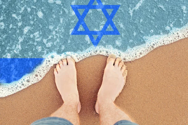 Feet on the sunny sandy beach with flag Israel. Top View — Stock Photo, Image