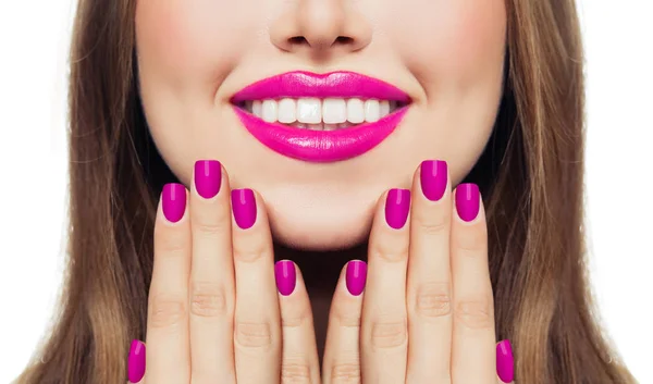 Naglar och läppar. Kvinna vidrör hennes kinder händerna med manikyr naglar — Stockfoto