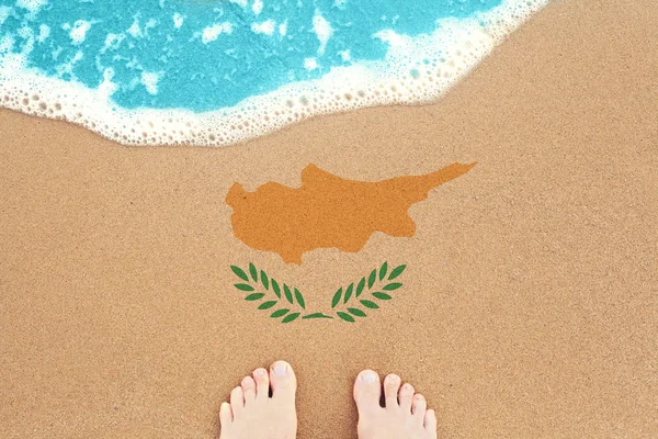 Voeten op het zonnige zandstrand met vlag Cyprus. — Stockfoto