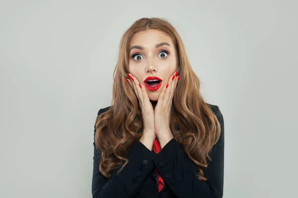 Mujer de negocios sorprendida sobre fondo blanco —  Fotos de Stock