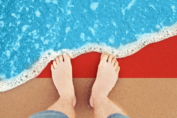 Fötter på sand strand med flagga Indonesien. Topp utsikt på Surf. — Stockfoto