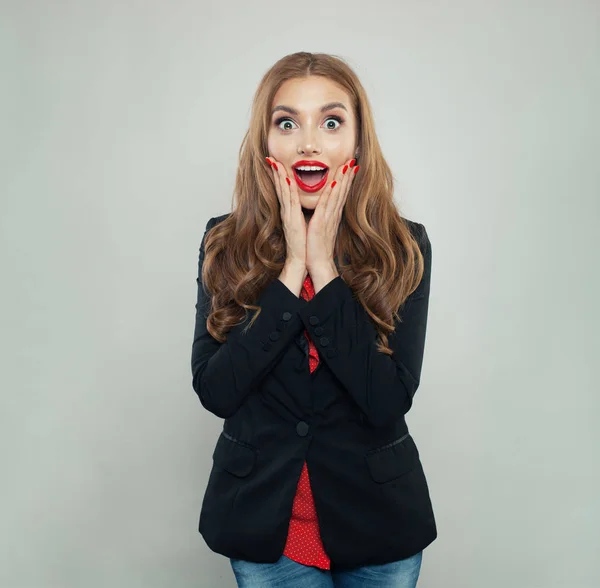 Mujer feliz sorprendida sobre fondo blanco —  Fotos de Stock