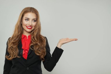 Siyah takım elbiseli iş kadını beyaz üzerinde boş el tutarak