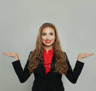 Başarılı kadın beyaz arka plan üzerinde iki boş açık el tutarak