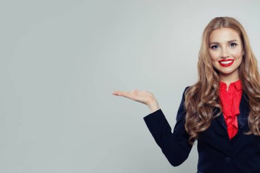 Öğrenci kadın beyaz üzerinde boş palmiye ile açık el gösteren