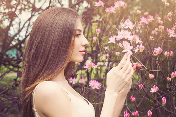 Krásná ženská tvář s jasnou kůží, profil. — Stock fotografie