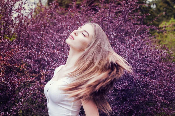 Mulher bonita com longo retrato de cabelo liso — Fotografia de Stock