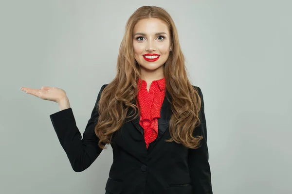 Donna allegra con la mano aperta vuota guardando la fotocamera e sorridendo — Foto Stock